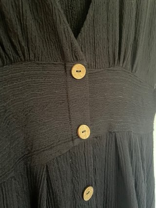 Vestido negro botones madera
