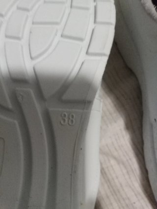 Zuecos blancos con velcro
