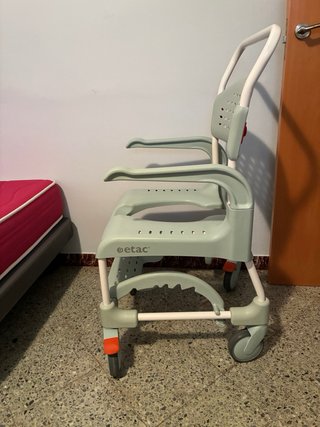 Silla de ducha y WC con ruedas, modelo “Clean”