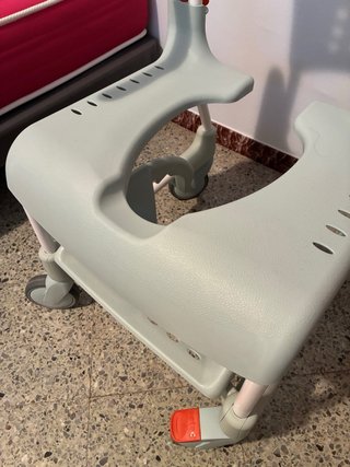 Silla de ducha y WC con ruedas, modelo “Clean”