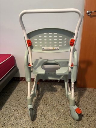 Silla de ducha y WC con ruedas, modelo “Clean”