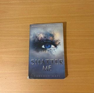 "Shatter Me" libros en inglés