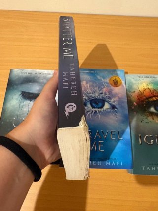 "Shatter Me" libros en inglés