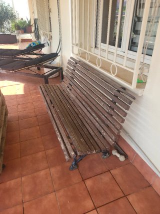 Banco de terraza madera a restaurar.