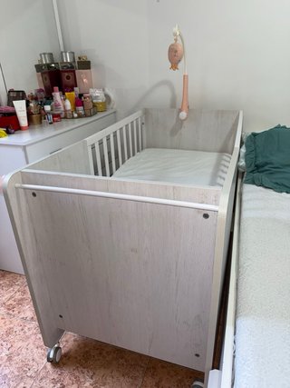 Cuna de bebé con ruedas