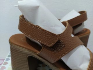 Sandalias de tacón marrón