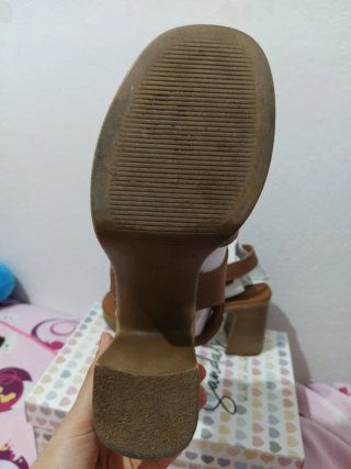Sandalias de tacón marrón