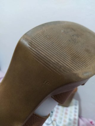 Sandalias de tacón marrón