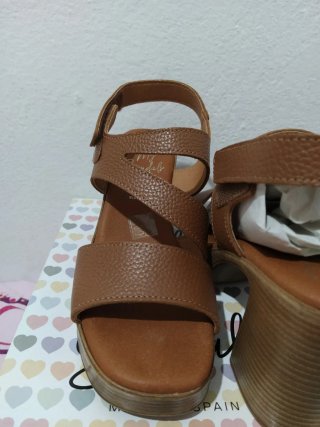 Sandalias de tacón marrón