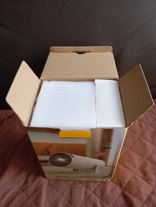 Proyector LED 4K con Pantalla Retráctil