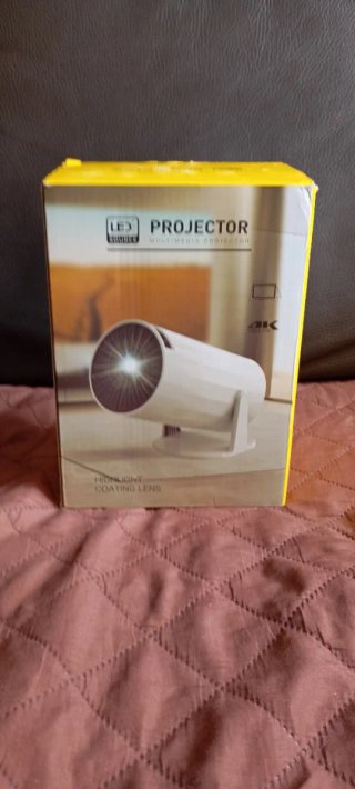 Proyector LED 4K con Pantalla Retráctil