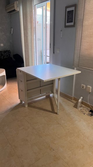Mesa plegable blanca con cajones