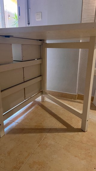 Mesa plegable blanca con cajones