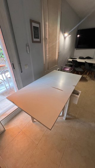Mesa plegable blanca con cajones