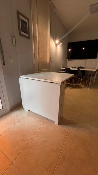 Mesa plegable blanca con cajones