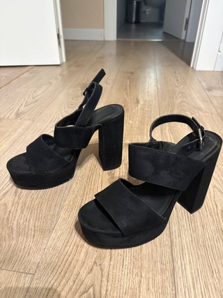 Tacones negros plataforma con pulsera al tobillo