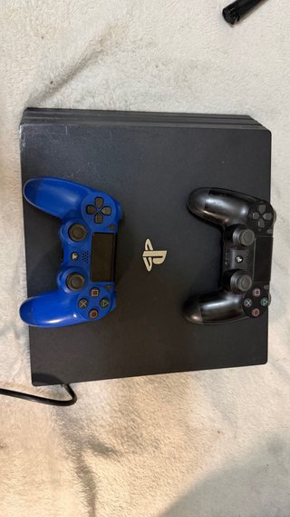 PS4 (PlayStation 4) + 2 Mandos + 2 Juegos
