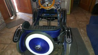 Coche antiguo  de pedales  prácticamente  nuevo