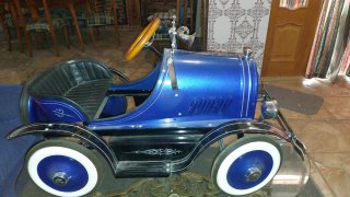 Coche antiguo  de pedales  prácticamente  nuevo