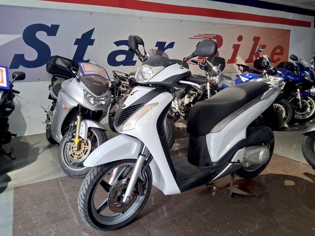 Honda SH 125 Scooter Negra/Plateada