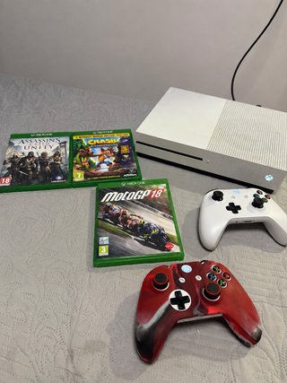 Xbox One S con 3 giochi e 2 controller