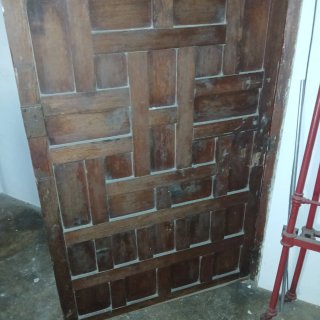 Puerta antigua de madera con diseño geométrico.