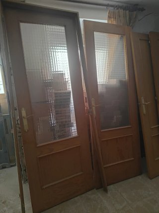 Se venden cuatro puertas de pino macizo con marco