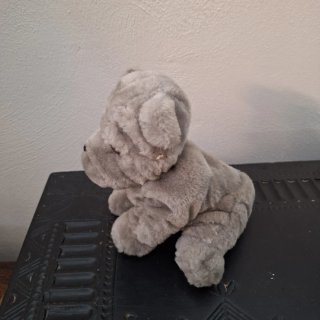Peluche cane Shar Pei grigio