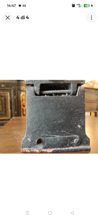Ferro da stiro antico a brace in ghisa