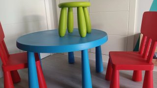 Mesa, 2 sillas y taburete infantil plástico Mamut