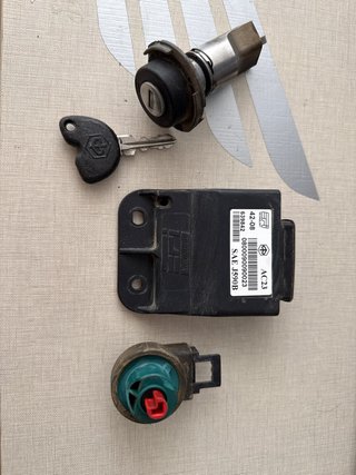 Centralita + bombin + 1 llave piaggio x7 2009