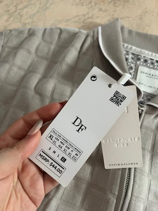 Polo elegante grigia con texture a quadretti