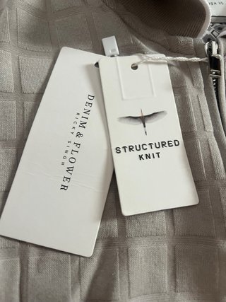 Polo elegante grigia con texture a quadretti