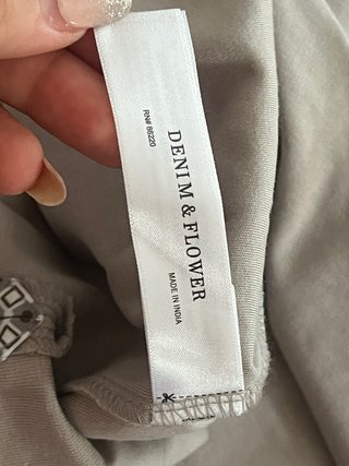 Polo elegante grigia con texture a quadretti