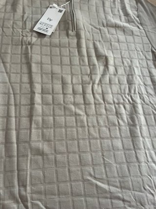 Polo elegante grigia con texture a quadretti
