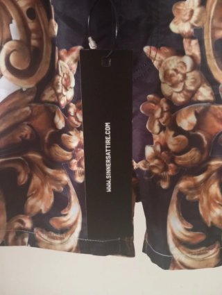 Shorts Sinners Attire Estilo Barroco Dorado