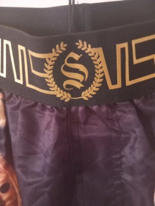 Shorts Sinners Attire Estilo Barroco Dorado