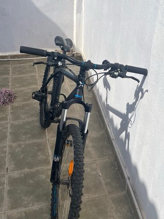 Bicicleta de montaña negra