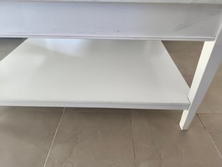 Mesa de centro con cristal y cajón