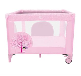 Parque infantil rosa con diseño de árbol