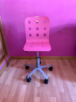 Silla de escritorio rosa con ruedas