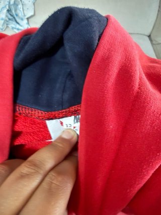 Sudadera roja con bolsillo