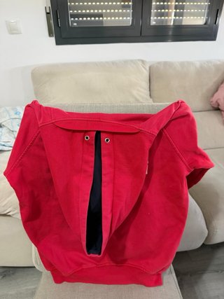 Sudadera roja con bolsillo