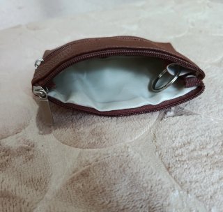 Cartera de cuero lujosa con dos aperturas.