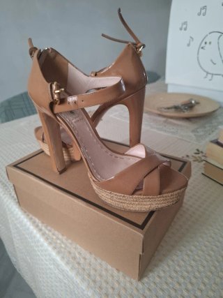 Zapatos de tacón Miu Miu beige/marrón