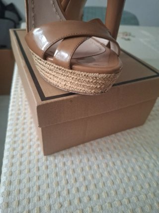 Zapatos de tacón Miu Miu beige/marrón