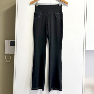 Talla M - Leggings negros acampanados con costuras