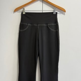 Talla M - Leggings negros acampanados con costuras