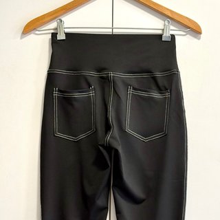 Talla M - Leggings negros acampanados con costuras