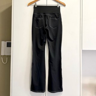 Talla M - Leggings negros acampanados con costuras